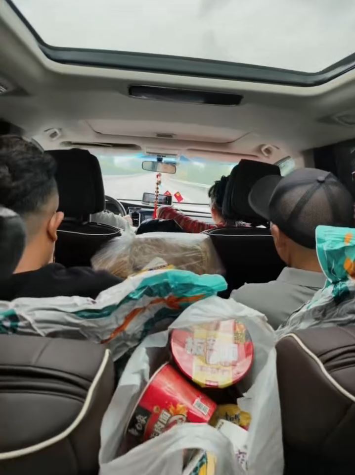 山东耿先生驾车送儿子到新疆的大学报到，顺道家族旅行。抖音