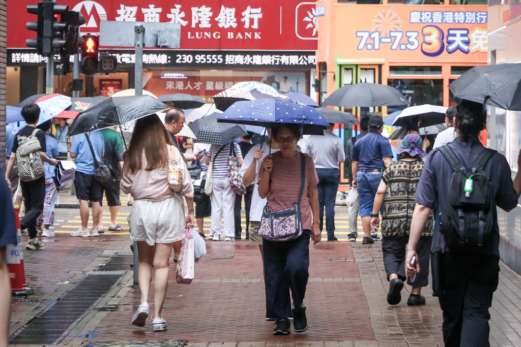 天文台早上發出紅雨警告。 天文台早上發出紅雨警告。