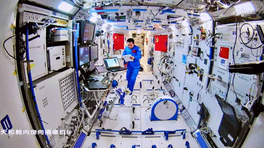 执行神舟十二号任务的中国太空人唐洪波2021年在太空站内工作。路透社