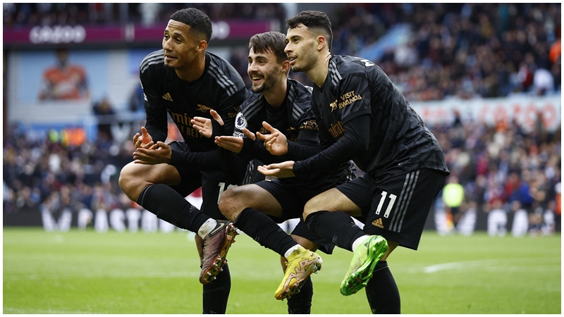 阿仙奴前鋒加比爾馬天尼利(右)射入奠勝入球後與隊友慶祝。REUTERS