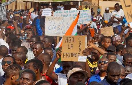 数千名示威者包围法国大使馆，高喊打倒法国及支持俄罗斯口号。（路透社）