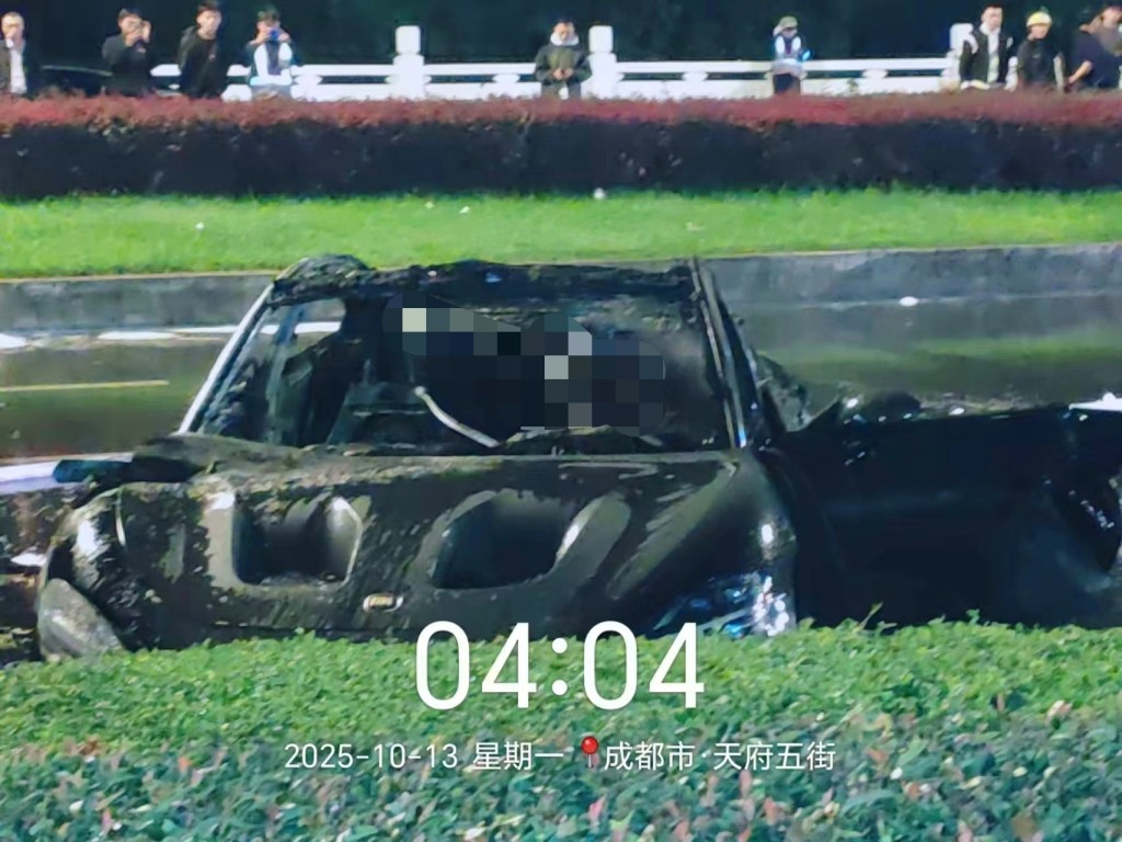 肇事小米SU7 Ultra燒成費鐵。微博@整車異響咣當咣當