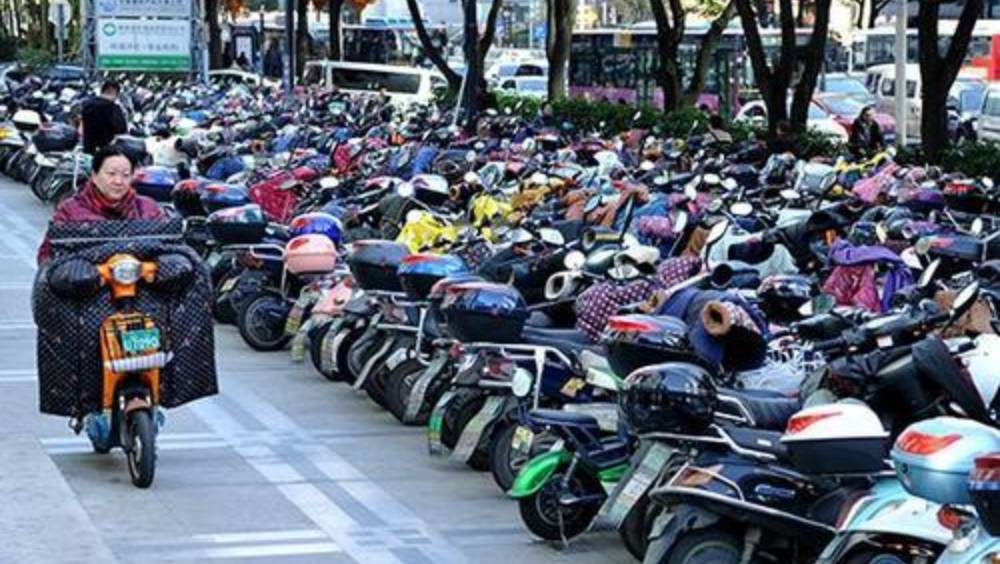 電動單車新國標今起實施，時速超25公里直接斷電。 中新社