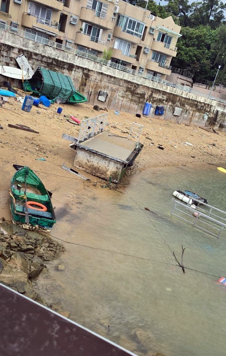 一塊石壆被沖上岸。fb:香港交通及突發事故報料區 一塊石壆被沖上岸。fb:香港交通及突發事故報料區