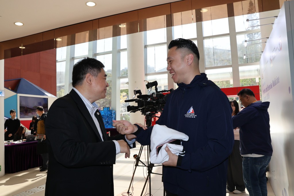 陳浩源（右）本月底跟體院完約，正式退出精英運動員行列，旁為體院院長蔡玉坤。徐嘉華攝