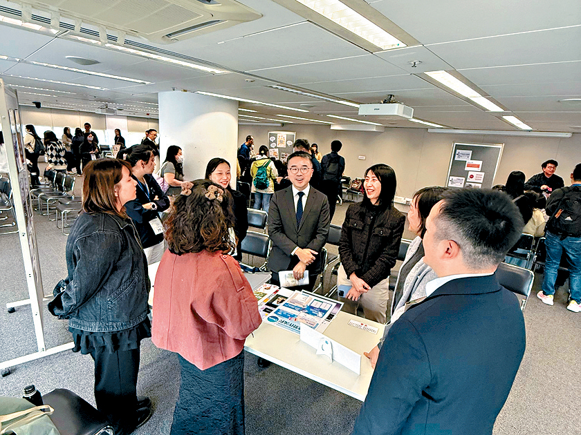 施俊輝與中學特教統籌主任交流，了解學校運用AI支援特教生。