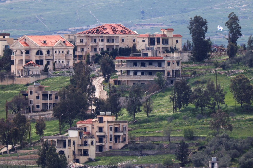 4月14日，从以色列北部边境的以色列一侧拍摄的照片显示，一面以色列国旗在黎巴嫩南部靠近以黎边境的地方迎风飘扬。 路透