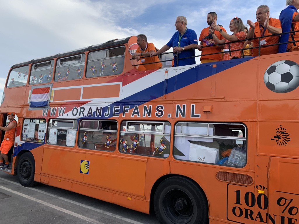 橙色巴士在球场外举行“橙色巡游”。