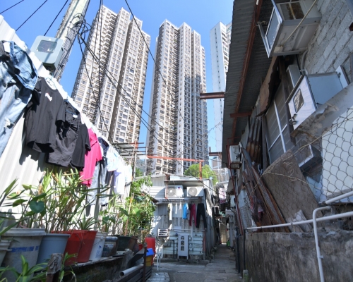 施政報告指,政府預留50億元,大幅增加過渡性房屋項目。