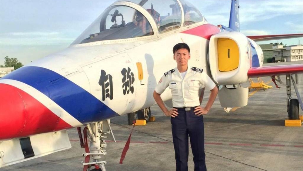 台灣空軍F-16V戰機對地攻擊訓練墜海，機師陳奕上尉生死未卜。FB圖