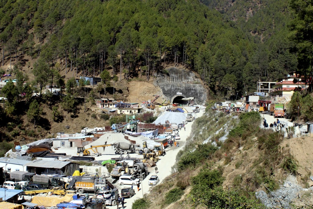 印度一條興建中的隧道發生坍塌，41名工人被困。（美聯社）
