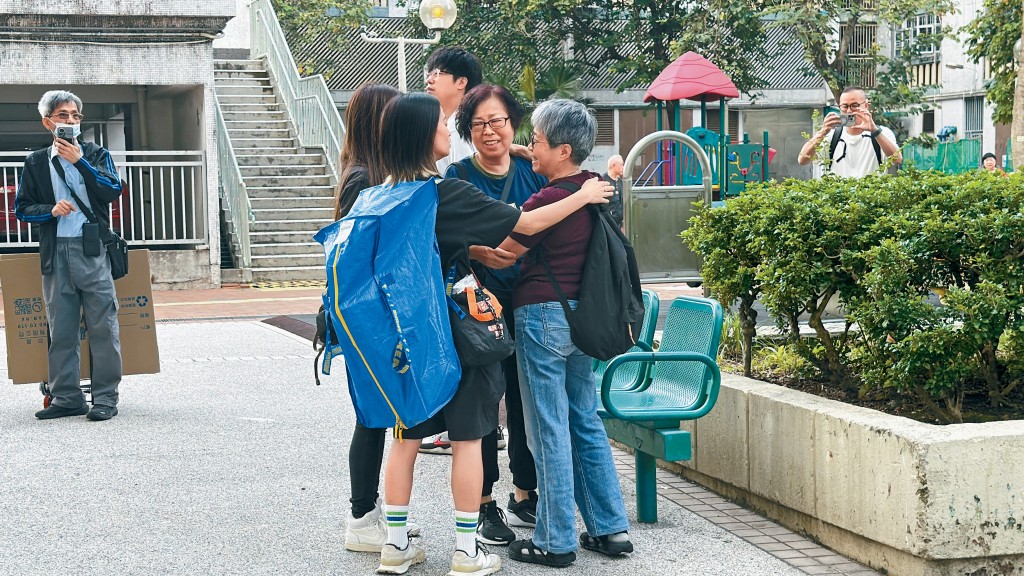 有居民與鄰居重遇，一時感觸相擁落淚。