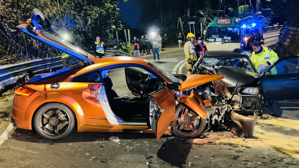 奧迪私家車車頭嚴重損毀。蔡楚輝攝