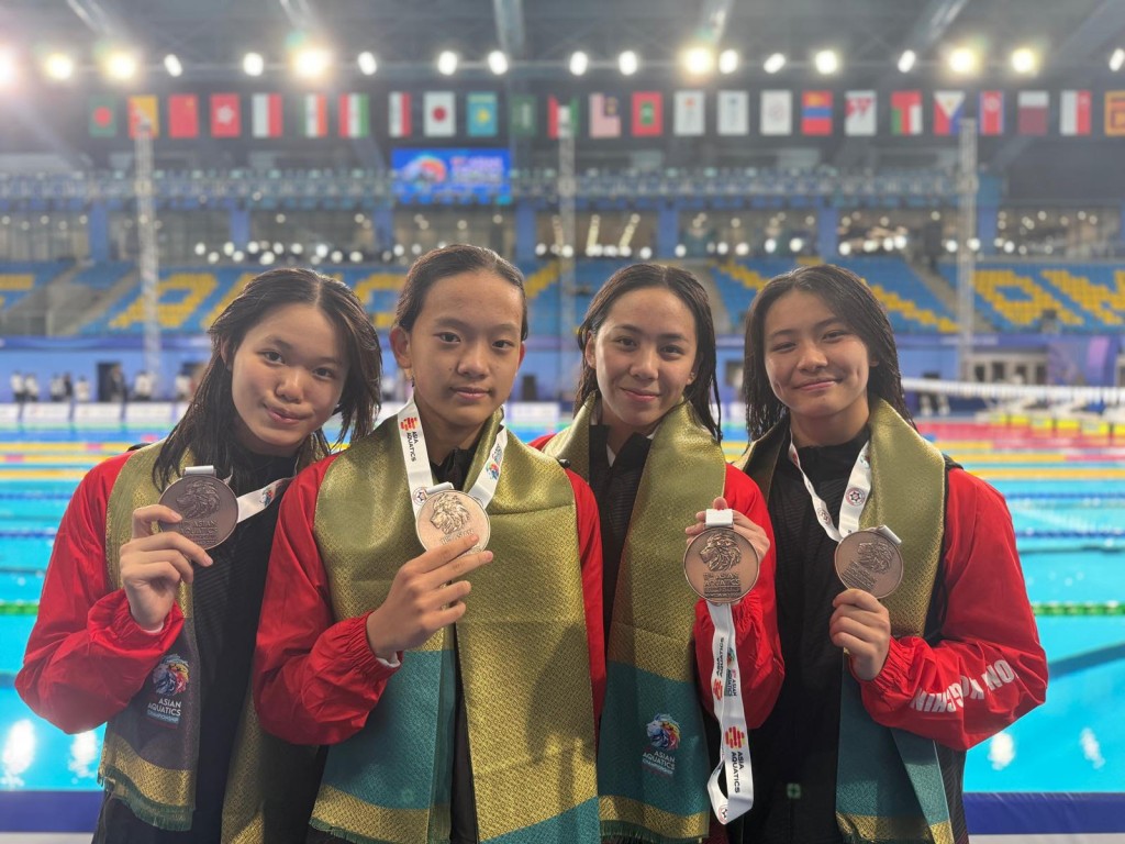 女子4x100米四式接力隊奪得銅牌  (從左至右 陳梓瑜、高嘉蓮、文薈喬及李芯瑤)