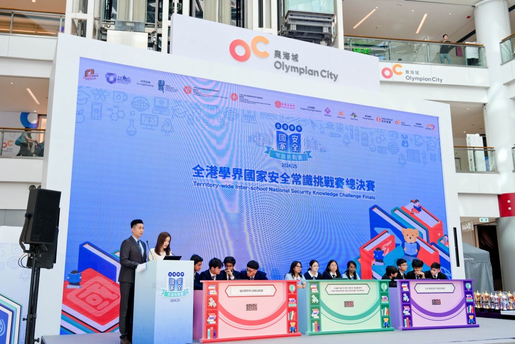同學於比賽中參與搶答環節,戰況十分激烈。 同學於比賽中參與搶答環節,戰況十分激烈。