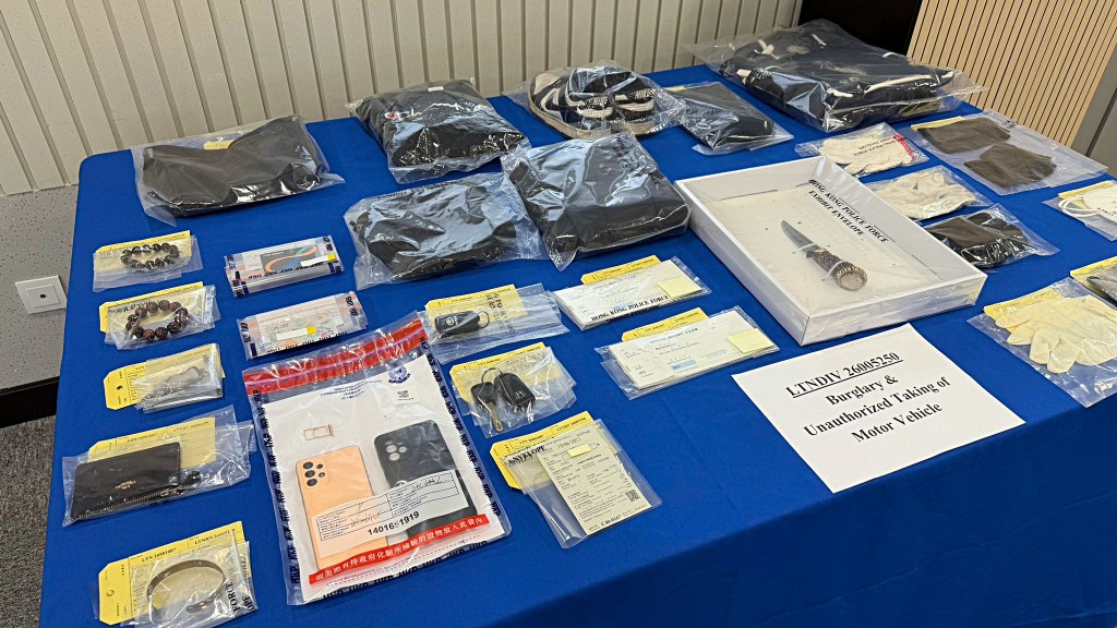 警方展示有關證物。 警方展示有關證物。