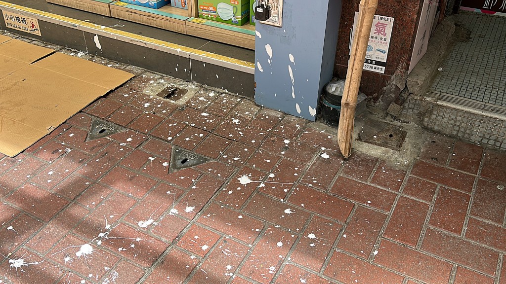 地上有大灘白油。林思明攝