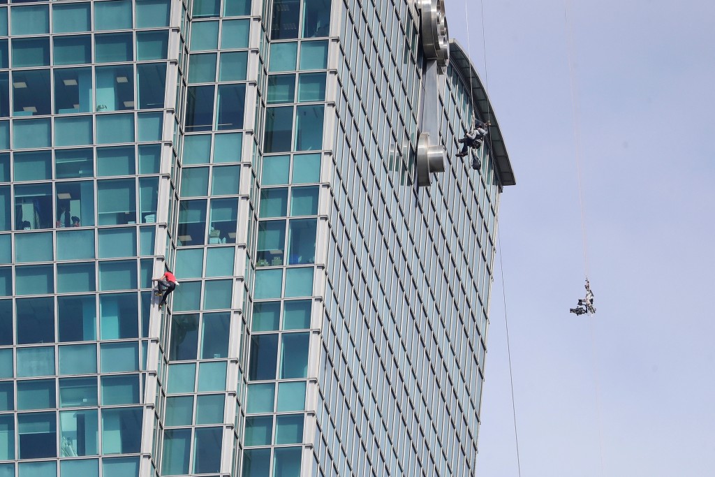攀岩好手霍諾德（Alex Honnold）成功徒手爬上台北101。美聯社