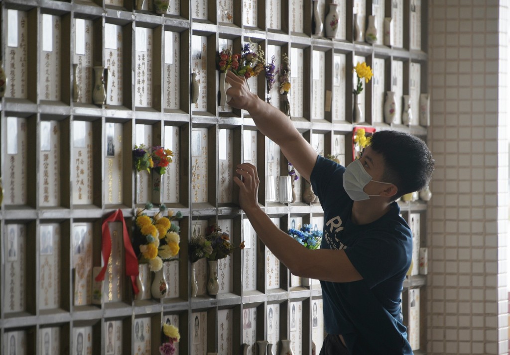 本港去年錄得人口自然減少14,700人，即離世人數多於出生。資料圖片