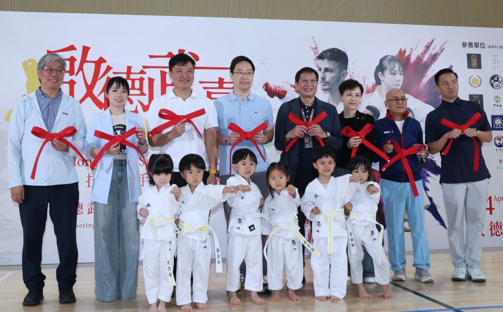 「世一」劉慕裳出席活動的開幕禮,體育專員蔡健斌(左四)也有出席。徐嘉華攝 「世一」劉慕裳出席活動的開幕禮,體育專員蔡健斌(左四)也有出席。徐嘉華攝