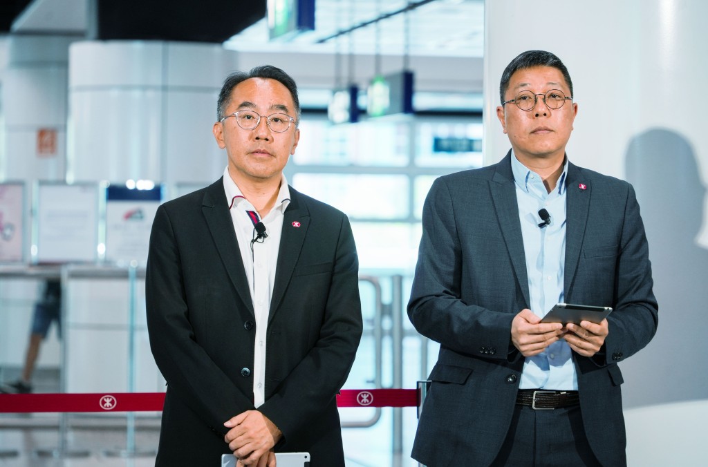 港鐵公司車務工程服務及創科總管陳慶強(右)、港鐵公司營運主管(屯馬綫,輕鐵及巴士)陳志雄(左)。 吳艷玲攝 港鐵公司車務工程服務及創科總管陳慶強(右)、港鐵公司營運主管(屯馬綫,輕鐵及巴士)陳志雄(左)。 吳艷玲攝