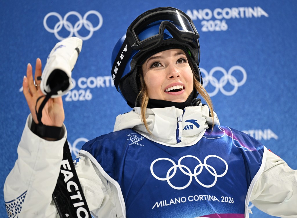 谷愛凌驚險晉級U池決賽，對再次摔倒感奇怪又懊惱。 新華社