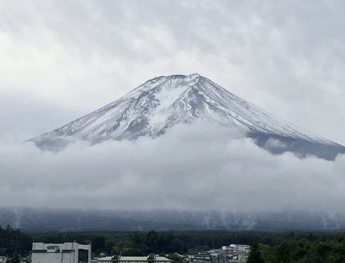 富士山出現「初冠雪」。X@FujiyoshidaTIS