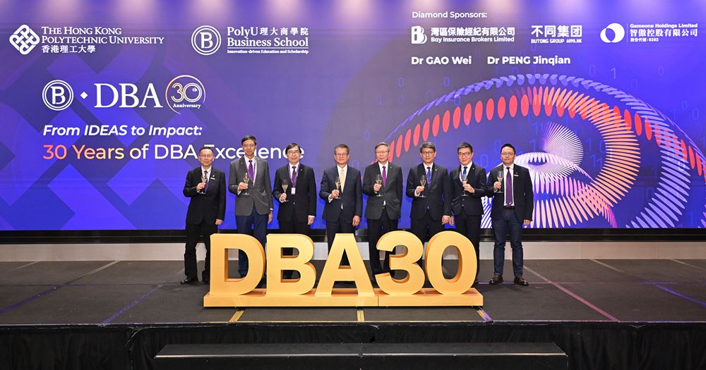 主禮嘉賓包括（左起）理大工商管理博士課程總監洪奕顯教授、理大協理副校長（環球合作）沈岐平教授、理大工商管理學院院長鄭大昭教授、香港特別行政區政府財政司司長陳茂波、理大校長滕錦光教授、理大高級副校長（研究及創新）趙汝恒教授、理大暫任副校長（校園及設施）劉文彪博士及理大工商管理博士課程副總監黃禮文教授。