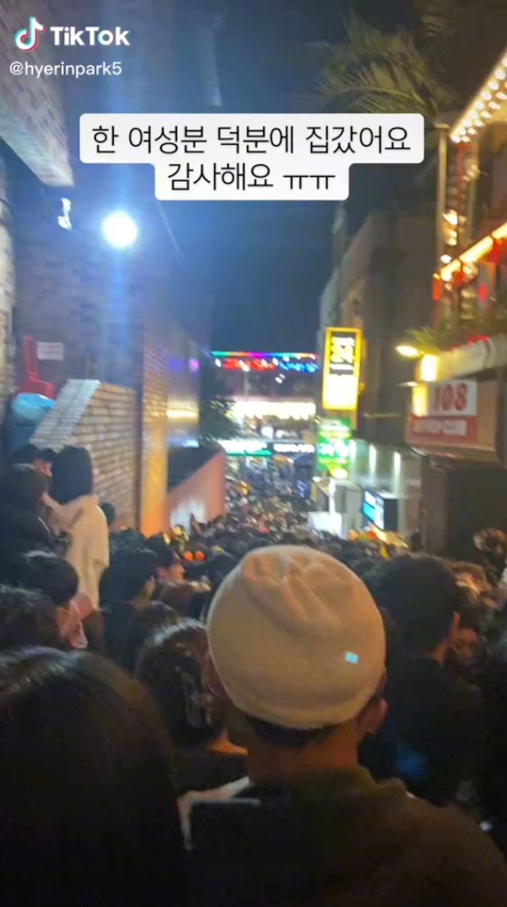 抖音瘋傳一段影片一名勇女高聲喊「下坡先行」成功疏導人群。