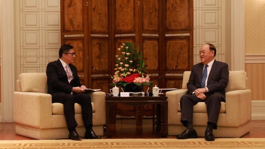 鄧炳強(左)拜訪澳門特首賀一誠,就維護國家安全及口岸建設等議題交流及分享經驗。鄧炳強fb
