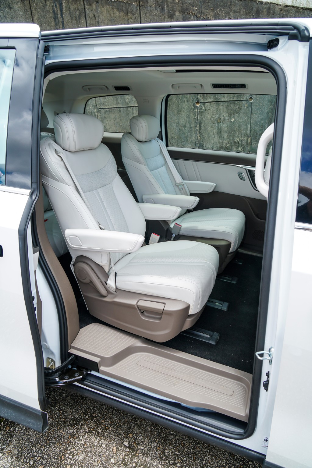 上汽大通MAXUS MIFA 7電動七人車試駕，中排兩張獨立座椅附活動手枕，兼可前後滑動。