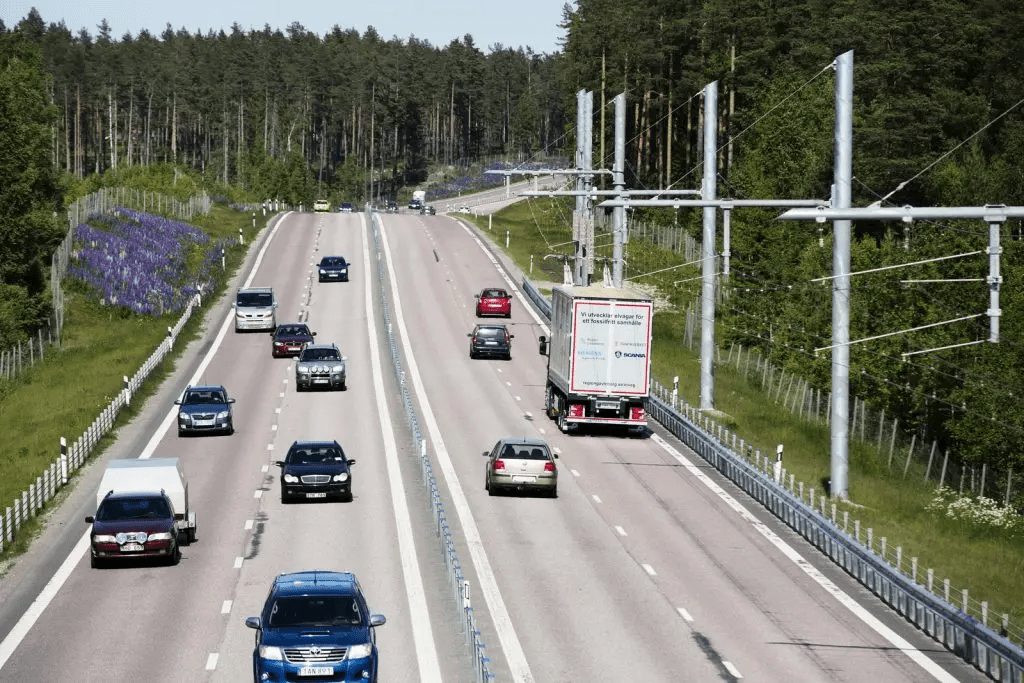 德國早年試行eHighway充電公路，以架空電纜為混能貨櫃車在路上進行充電。