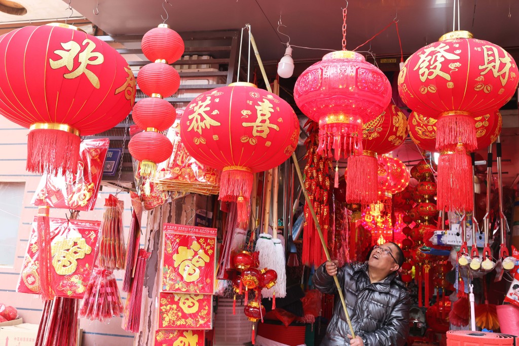 各地張燈結綵迎新年。（新華社）