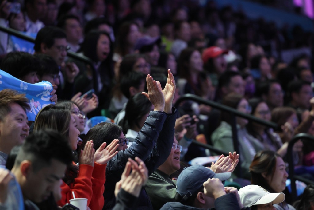 指不少比賽現場氣氛熱烈，市民自發組織打氣團，為港隊吶喊助威，營造了極佳的比賽氛圍。