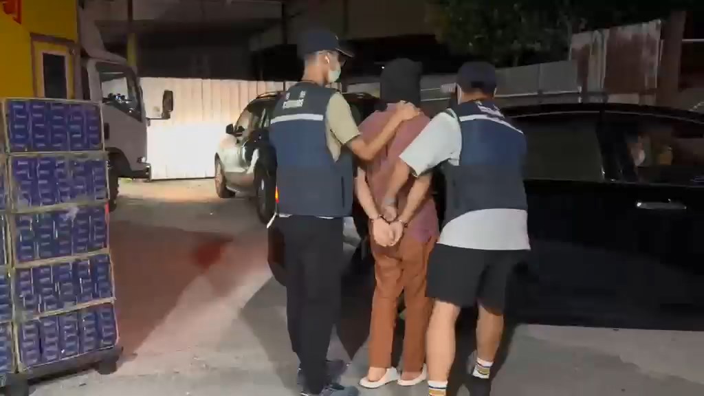 海關拘捕兩名男子。 海關拘捕兩名男子。