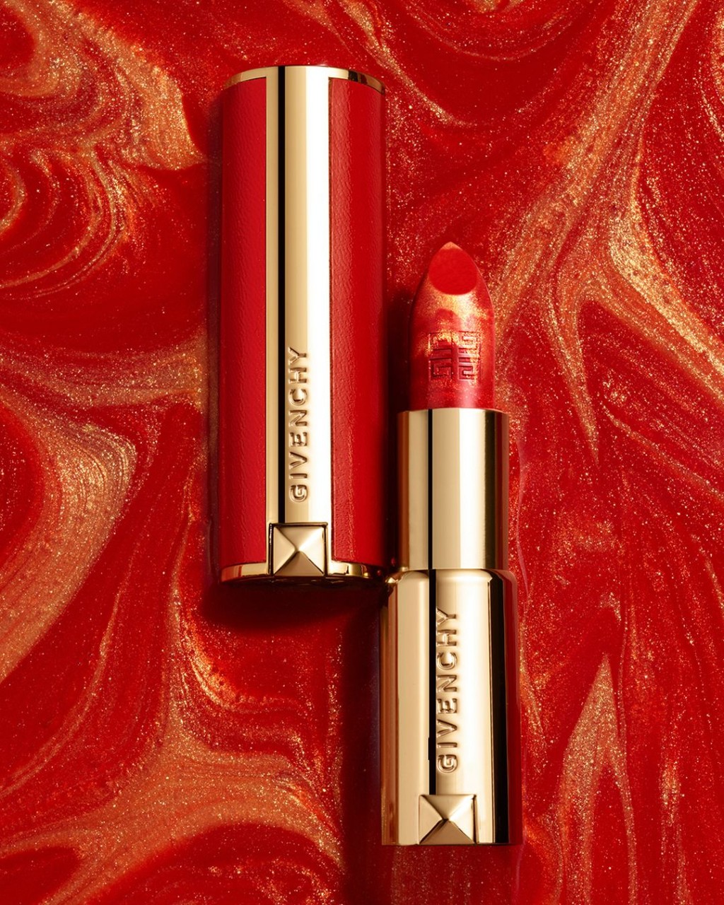 Givenchy新春限量版華麗魅彩啞致唇膏/$320，靈感源自中國書法藝術，紅金雙色塗抹出流金溢彩，宛如為雙唇披上一襲華麗琉金紅裝。