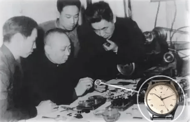 工匠們研製出第一隻國產手錶。 工匠們研製出第一隻國產手錶。