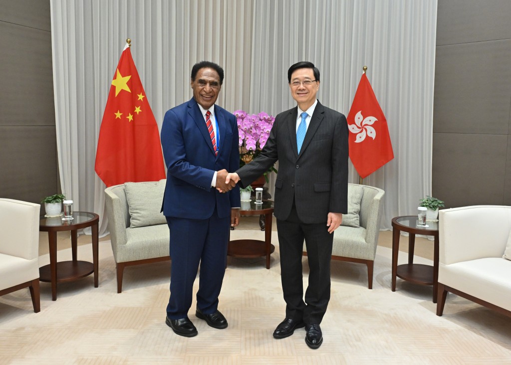李家超（右）今日與巴布亞新幾內亞司法部長兼總檢察長尼寧吉（左）會面。