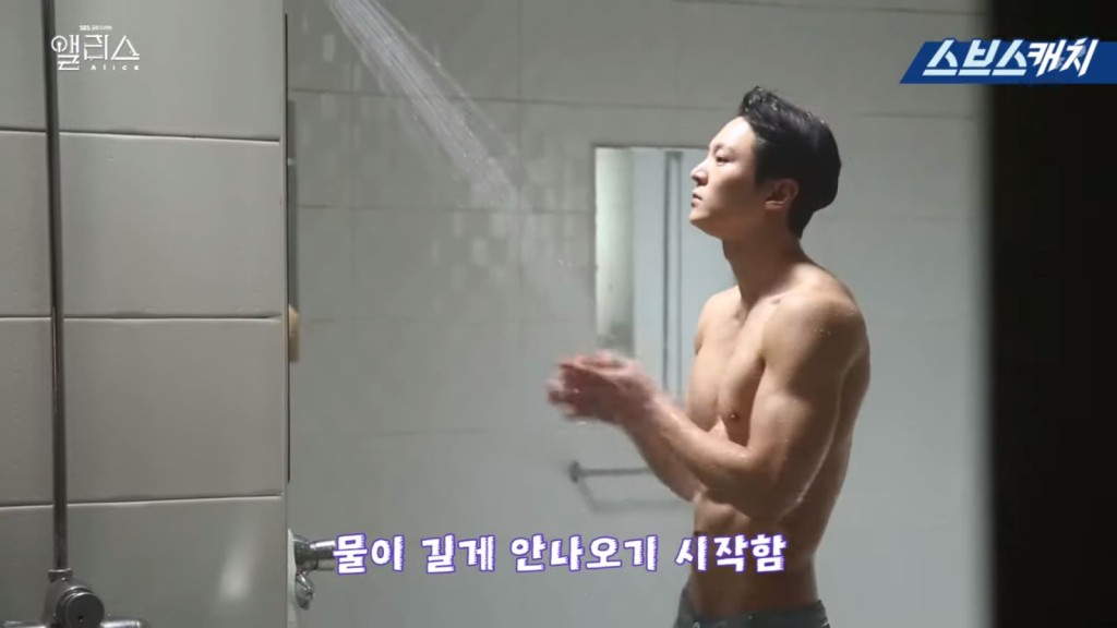 周元退伍後首部劇集就大晒健碩腹肌。