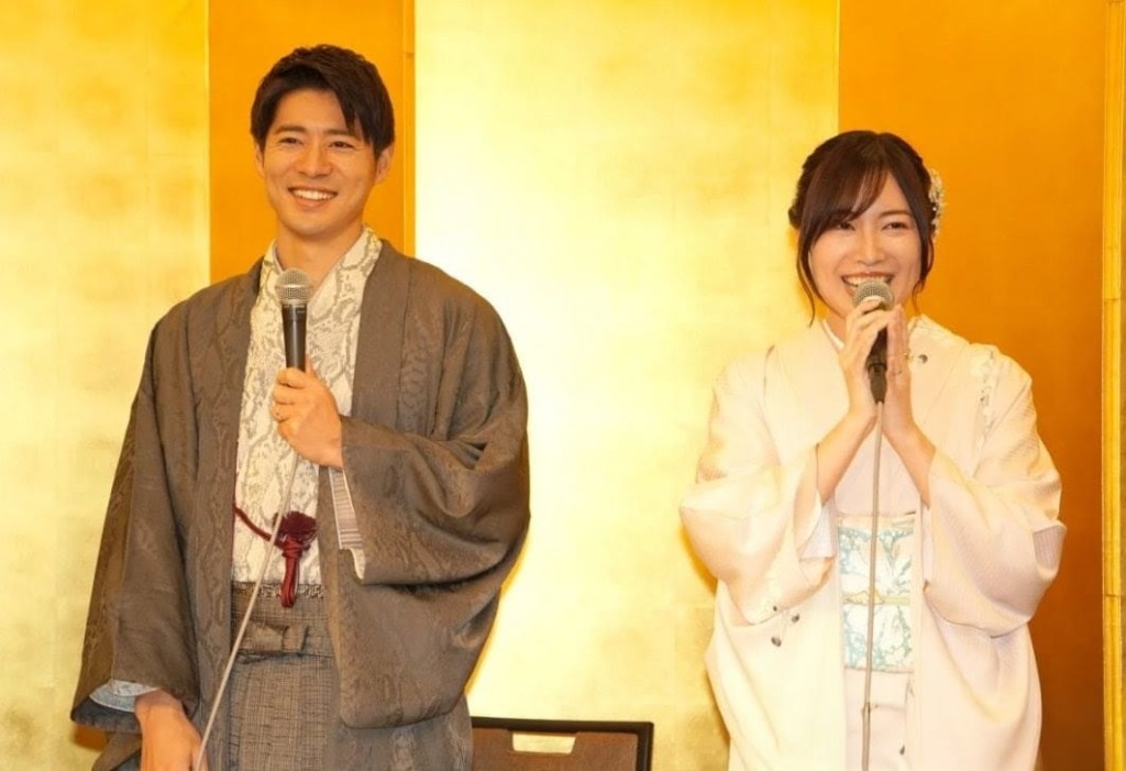 辻本和珠理奈在記者會上笑談戀愛經過,現場洋溢着幸福氣氛。 辻本和珠理奈在記者會上笑談戀愛經過,現場洋溢着幸福氣氛。