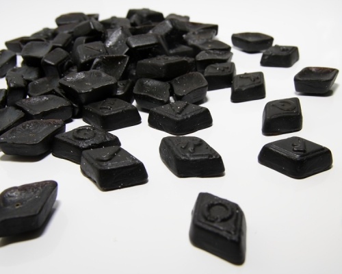 美國一名中年漢狂吃「黑色甘草糖」三周後暴斃。網上圖片