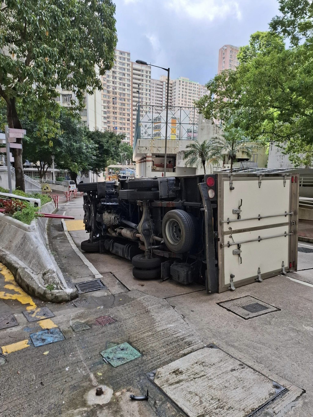 貨車撞欄後翻側。fb：馬路的事討論區