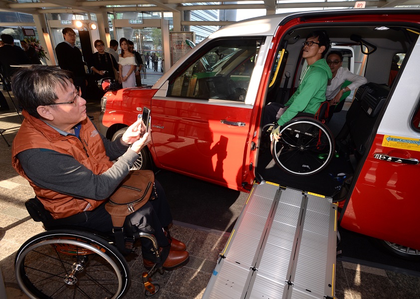 政府會預留5,000萬元資助業界購買可供輪椅上落的電動的士。