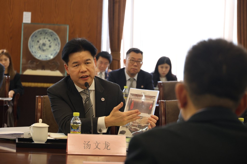 香港律師會會長湯文龍下午率領理事會代表團拜訪中華人民共和國外交部，獲外交部條約法律司司長齊大海接見。香港律師會