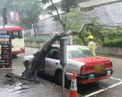 涉事的士。 香港突發事故報料區FB圖