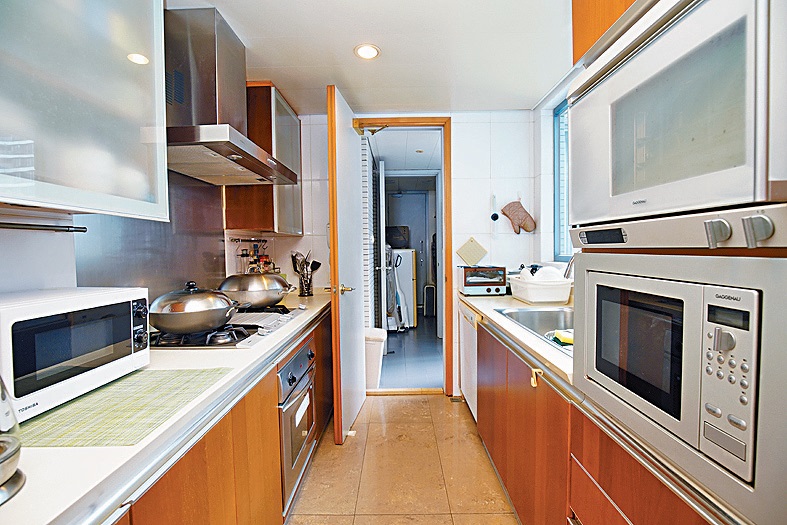 長形廚房已有一列廚櫃，備餐空間充足。