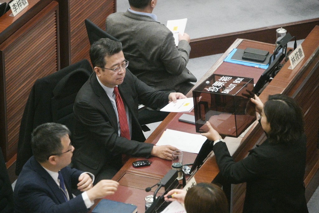 議員在特別辯論後投票選出新一屆立法會主席。 議員在特別辯論後投票選出新一屆立法會主席。