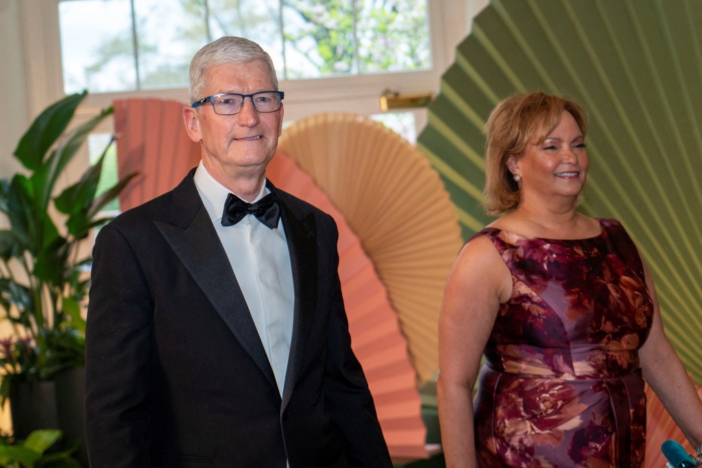 苹果公司行政总裁库克偕妻到场。路透社