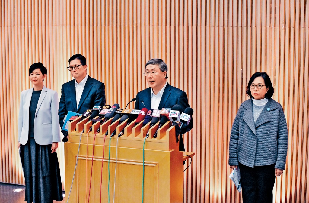 左起：房屋局局长何永贤、保安局局长邓炳强、政务司副司长卓永兴及民青局局长麦美娟会见传媒。