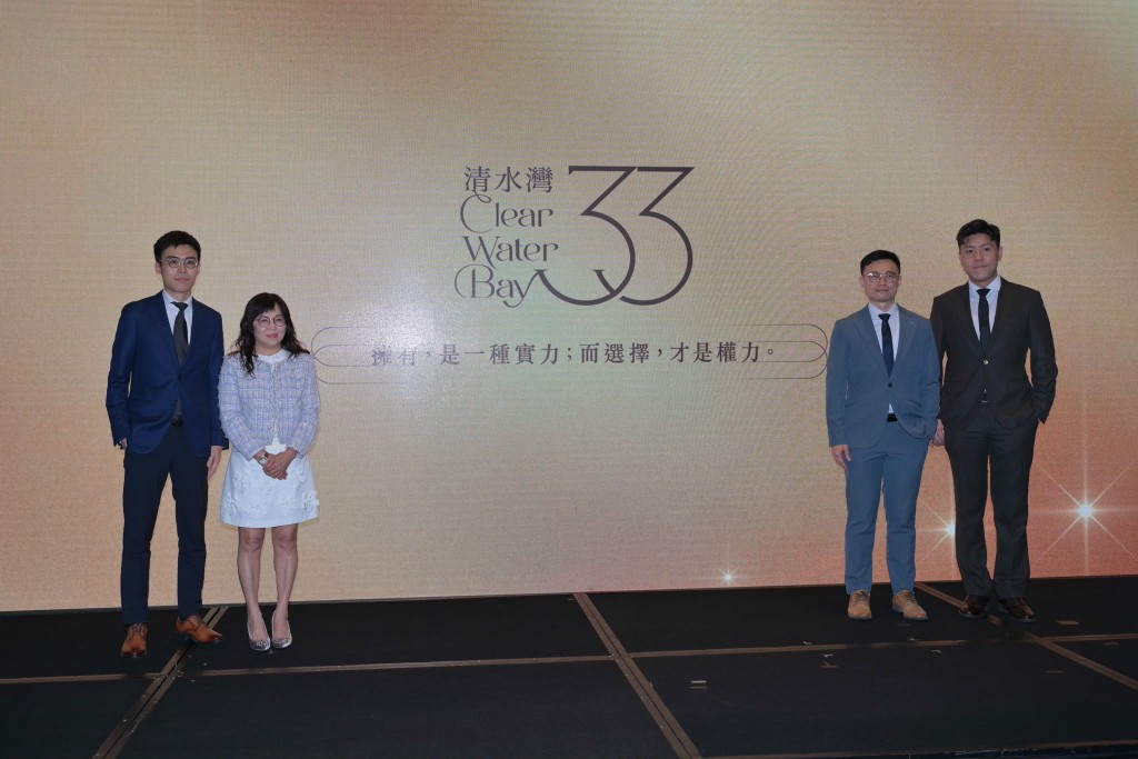 九建陈淑芳(左二)表示,33清水湾第1期涉361伙,将在获批预售后推出市场。左一为陈世杰,右二为刘倬江,右一为方梓彦。 九建陈淑芳(左二)表示,33清水湾第1期涉361伙,将在获批预售后推出市场。左一为陈世杰,右二为刘倬江,右一为方梓彦。